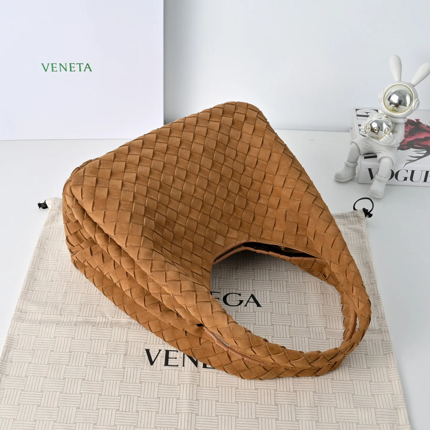 Batch 2160 BV new product suede Campana handbag The classic return of the Campana handbag is retro and charming ☄️Inspired by the classic collection of 2004🌟Each leather strip is made of two layers of Nappa lambskin🐏, showing the ultimate craftsmanship of full weaving inside and outside. The bag is super light, uses leather straps to open and close, and is equipped with a hidden magnetic buckle. It has two forms that can be switched, and the capacity is amazingly large. Whether it is for daily travel or to carry various small items✈️, it can be easily carried! Grab two hands for commuting and dating, and bring out French laziness🌤️ Model: 4249 Size: 33x20x16.5
